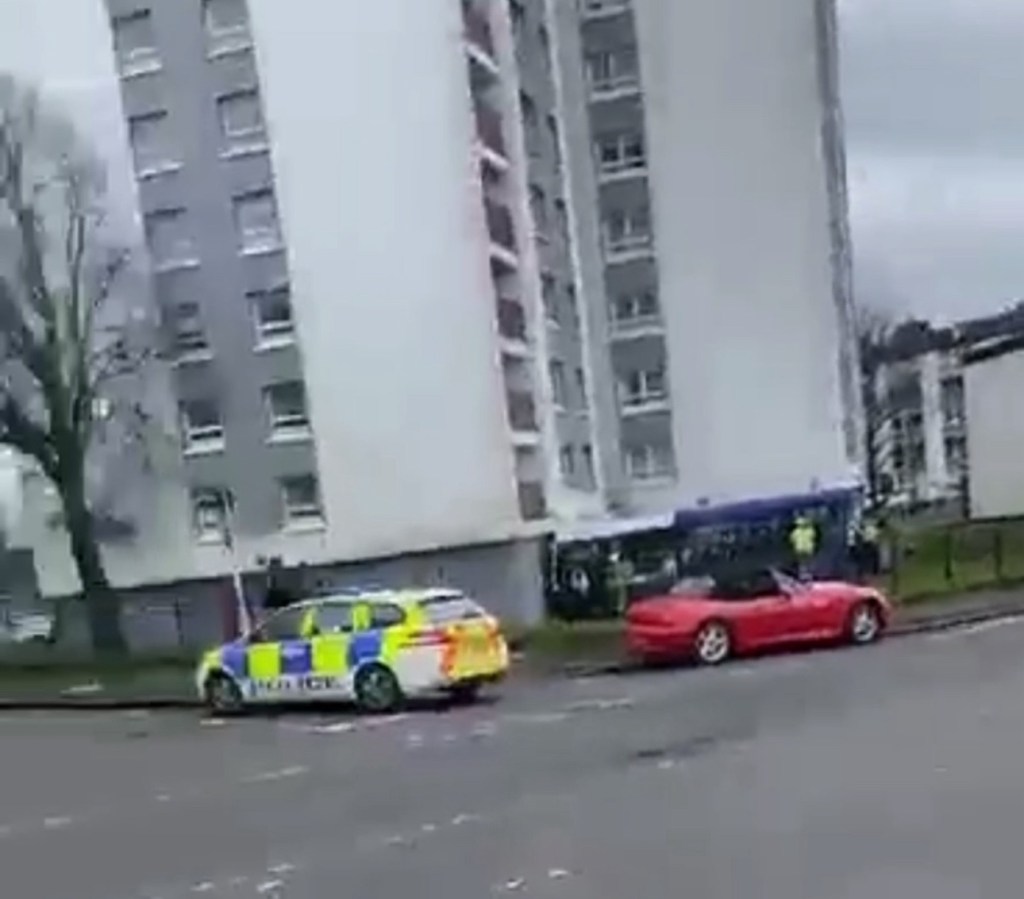 Bus crashes into paisley high&nbsp;flat