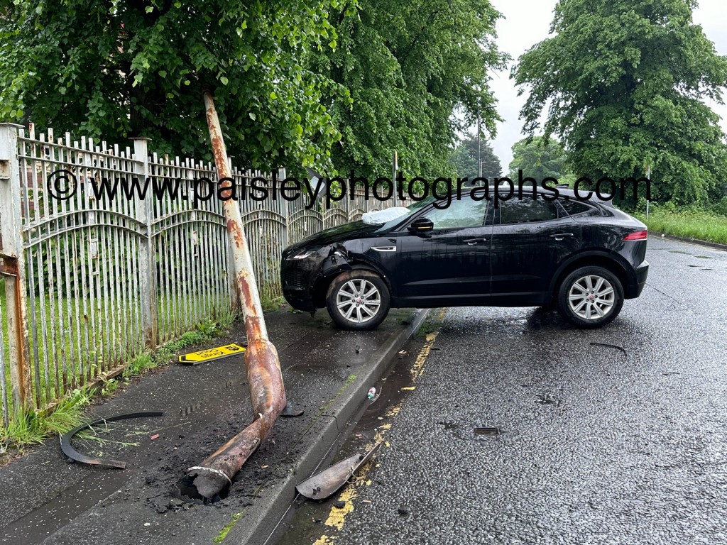 Car Crashes into&nbsp;Streetlight