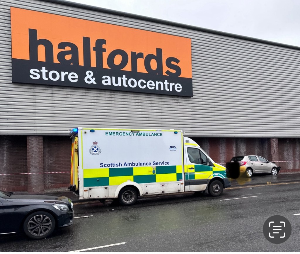Vehicle crashes into Halfords auto&nbsp;centre