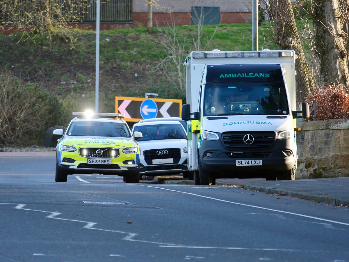 🚨 This was the scene on Hawkhead road today