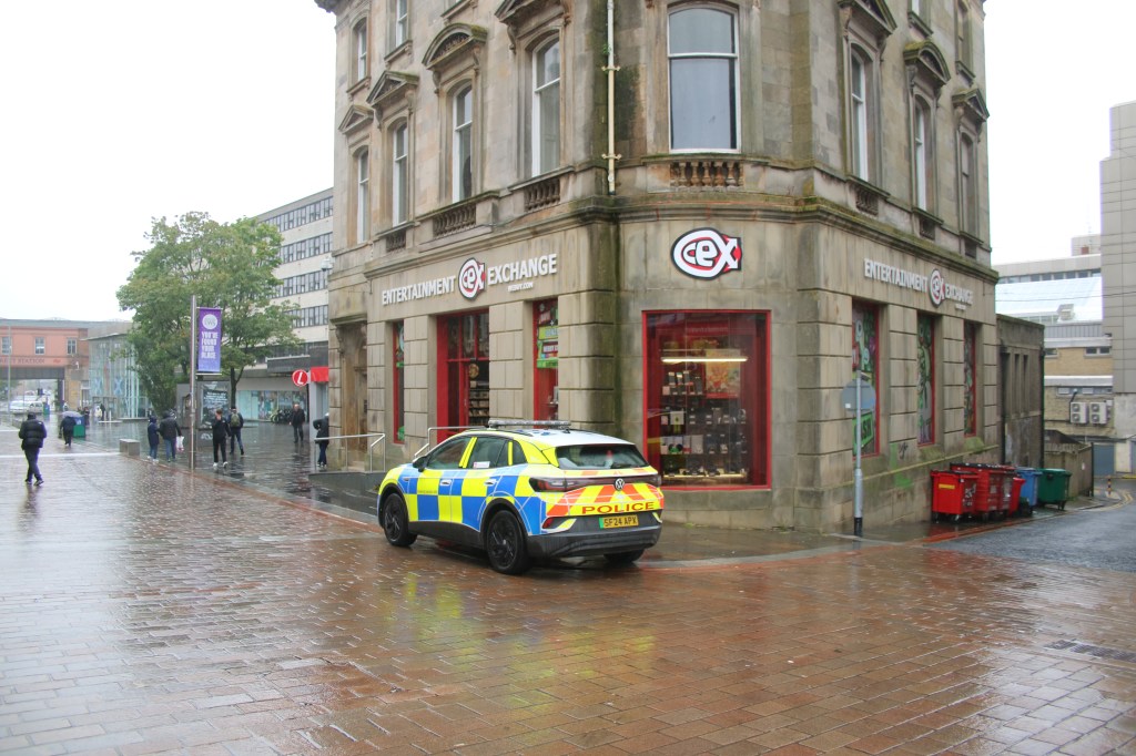 🚨 POLICE SCOTLAND SEEN REMOVING PROPERTY FROM PAISLEY CEX BRANCH
