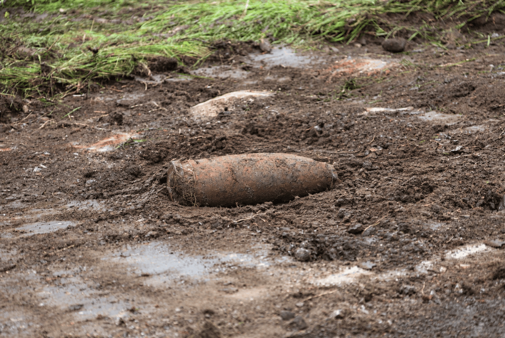 🚨 ARKLESTON ROAD REOPENS AFTER POSSIBLE HISTORIC ORDNANCE FOUND
