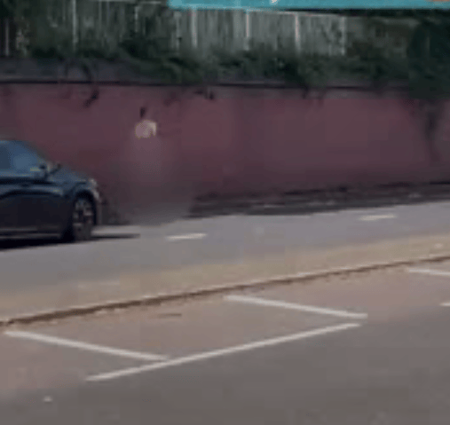 🚨 MAN SPOTTED RUNNING IN THE BUFF AT PAISLEY WEST END