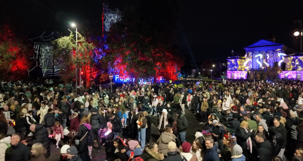 Paisley Halloween Parade 2026 | Passing Paisley Abbey & Town Hall&nbsp;🎃👻